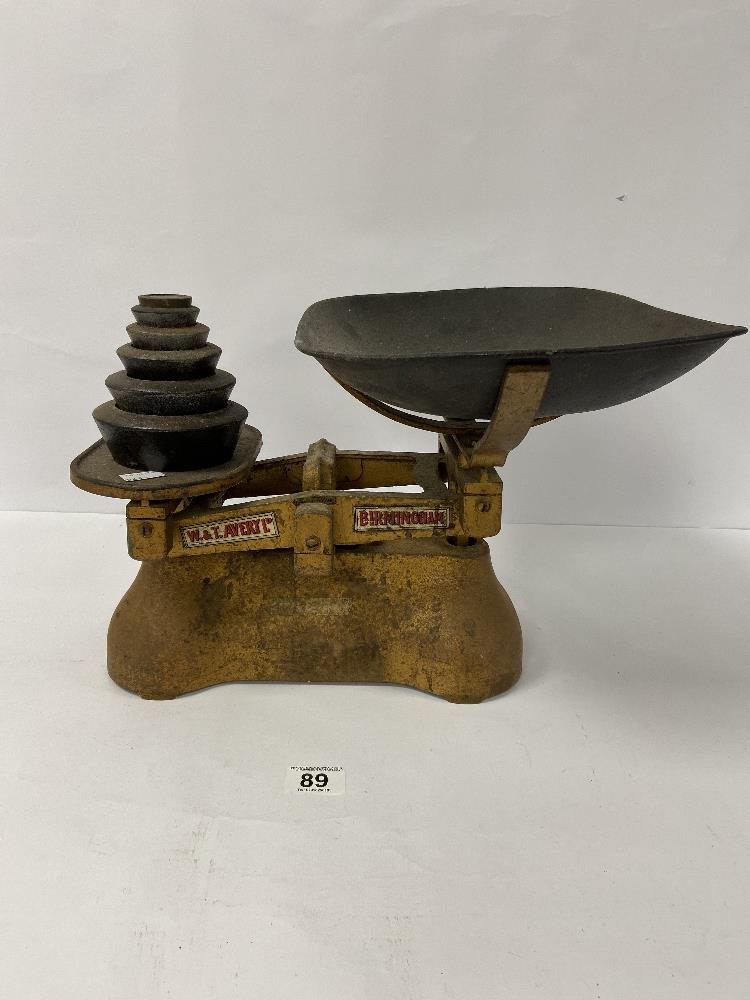 A SET OF W&T AVERY LTD KITCHEN SCALES INCLUDING GRADUATED SET OF WEIGHTS