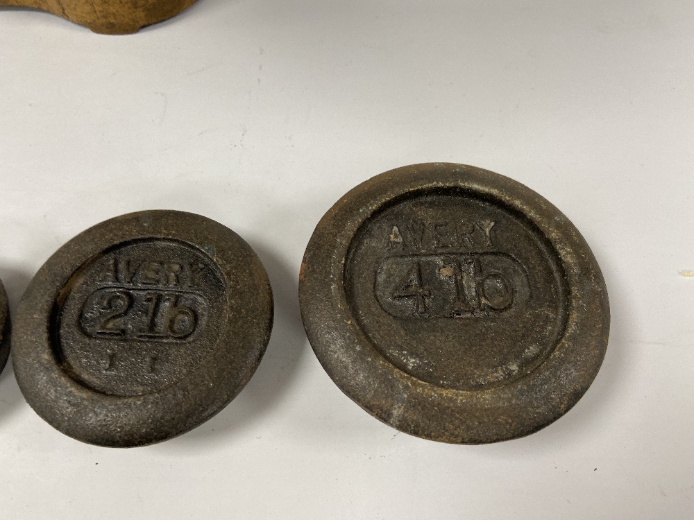 A SET OF W&T AVERY LTD KITCHEN SCALES INCLUDING GRADUATED SET OF WEIGHTS - Image 5 of 7