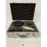 A SAMSUNG C01U USB STUDIO CONDENSER MICROPHONE IN ORIGINAL FITTED METAL CASE WITH ACCESSORIES