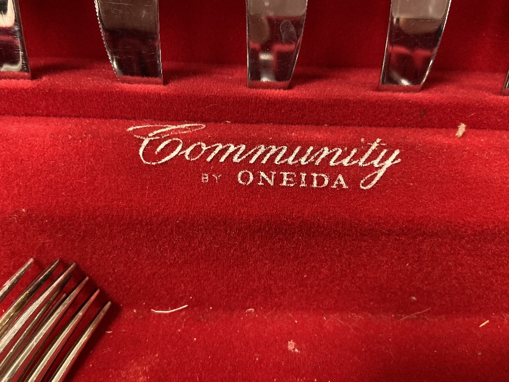 AN EXTENSIVE CANTEEN OF SILVER PLATED "COMMUNITY" CUTLERY BY ONEIDA - Image 4 of 5