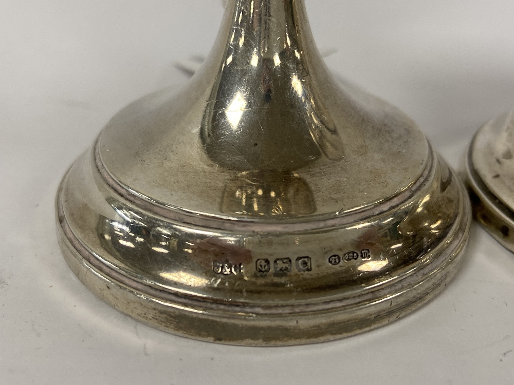 A PAIR OF EDWARDIAN SILVER SQUAT CANDLESTICKS, HALLMARKED BIRMINGHAM 1902 BY JONES & CROMPTON, - Image 3 of 6