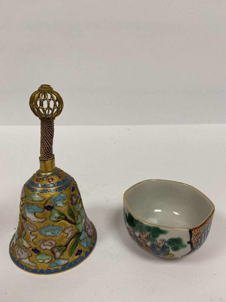 A COLLECTION OF ORIENTAL ITEMS, INCLUDING TWO CHINESE CARVED CORK DIORAMAS, A CLOISONNE ENAMEL BELL, - Image 5 of 7