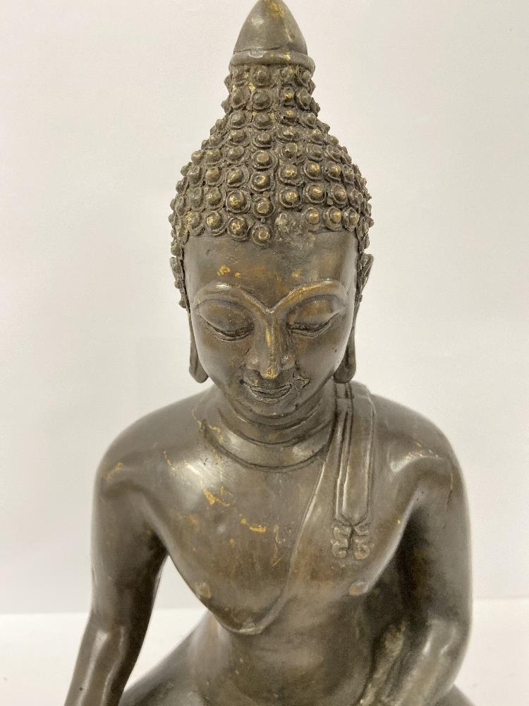 AN ORIENTAL BRONZE FIGURE OF BUDDHA IN A SEATED POSITION, RAISED UPON A THREE FOOTED BASE, 40CM - Image 2 of 3