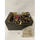 A LARGE COLLECTION OF VINTAGE COSTUME JEWELLERY BANGLES