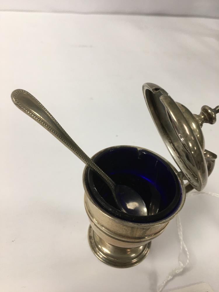AN EARLY 20TH CENTURY SILVER DINGLE HANDLED MUSTARD POT WITH ORIGINAL BLUE GLASS LINER, HALLMARKED - Image 2 of 5