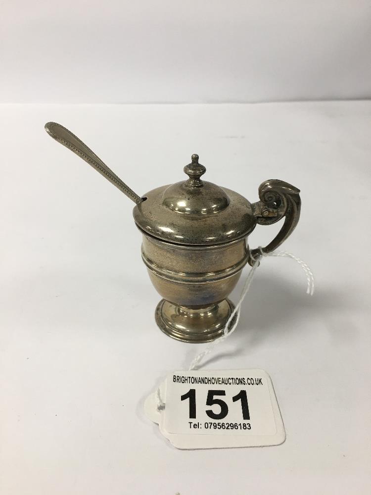 AN EARLY 20TH CENTURY SILVER DINGLE HANDLED MUSTARD POT WITH ORIGINAL BLUE GLASS LINER, HALLMARKED