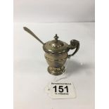 AN EARLY 20TH CENTURY SILVER DINGLE HANDLED MUSTARD POT WITH ORIGINAL BLUE GLASS LINER, HALLMARKED