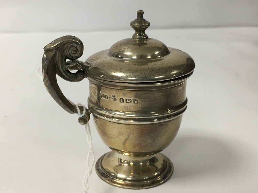 AN EARLY 20TH CENTURY SILVER DINGLE HANDLED MUSTARD POT WITH ORIGINAL BLUE GLASS LINER, HALLMARKED - Image 4 of 5