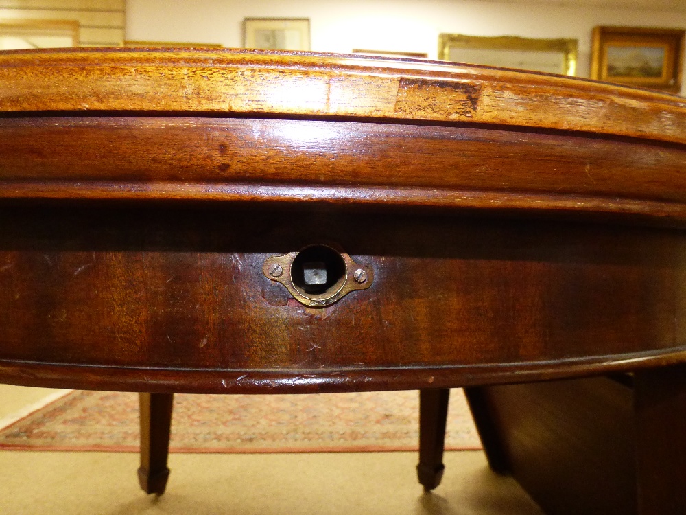 A VICTORIAN WIND OUT MAHOGANY DINING TABLE ON ORIGINAL CASTORS WITH EXTENDING LEAF - Image 2 of 6