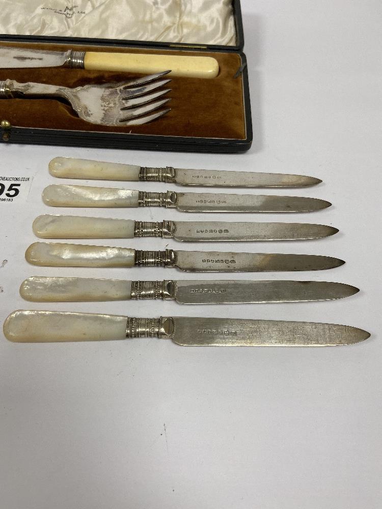 A WALKER AND HALL SILVER COLLARED FISH SERVING KNIFE AND FORK IN ORIGINAL FITTED CASE, TOGETHER WITH - Image 2 of 7