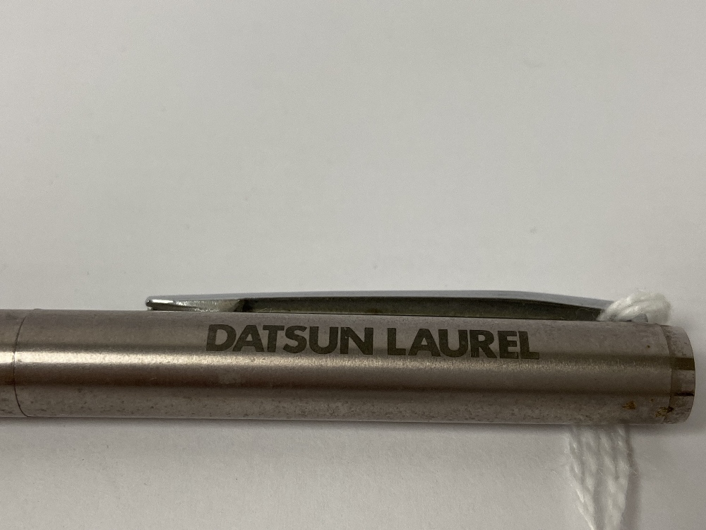 A VINTAGE MONT BLANC STAINLESS STEEL FOUNTAIN PEN, DATSUN LAUREL APPLIED TO THE SIDE, 13.5CM LONG - Image 2 of 3