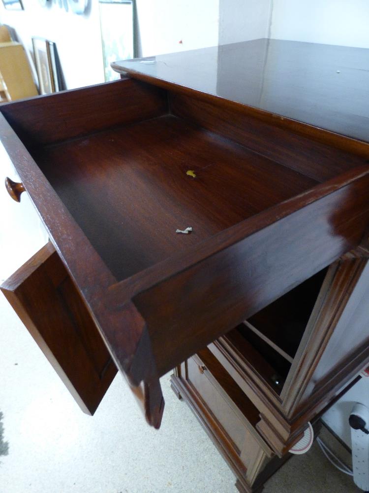 A PAIR OF MAHOGANY BESIDE CHESTS - Image 4 of 5