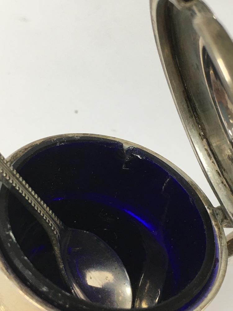 AN EARLY 20TH CENTURY SILVER DINGLE HANDLED MUSTARD POT WITH ORIGINAL BLUE GLASS LINER, HALLMARKED - Image 3 of 5