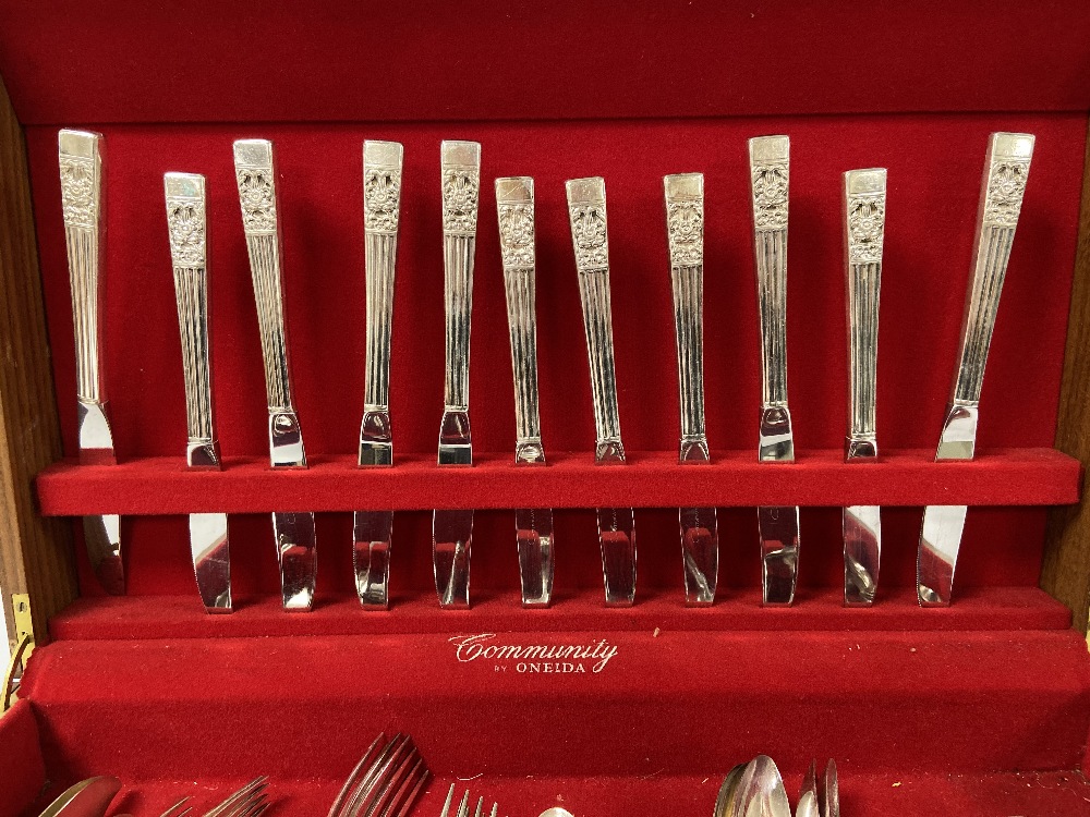 AN EXTENSIVE CANTEEN OF SILVER PLATED "COMMUNITY" CUTLERY BY ONEIDA - Image 3 of 5
