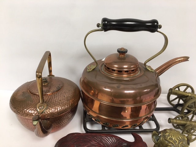 A MIXED LOT OF COLLECTIBLES, INCLUDING A NOVELTY BRASS INKWELL, HAMMERED COPPER KETTLE, TWO CARVED - Image 6 of 6