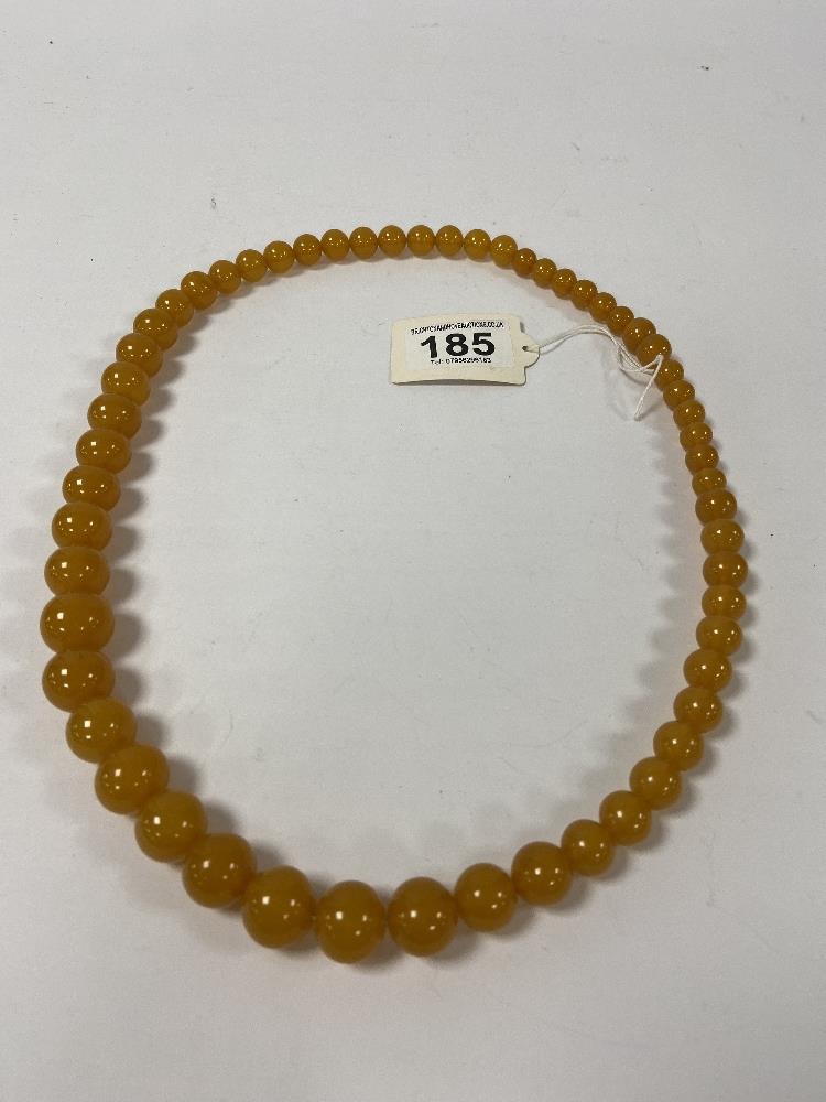A 1930'S COPAL AMBER BEAD NECKLACE OF GRADUATING FORM, LARGEST BEADS APPROXIMATELY 15MM DIAMETER,