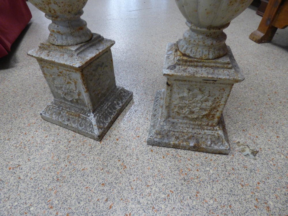 A PAIR OF METAL CANDLESTICKS, 70CMS - Image 4 of 5