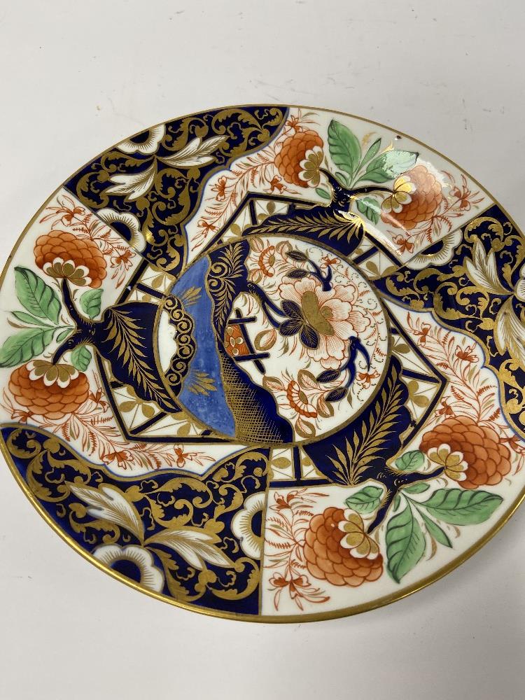 A PAIR OF 19TH CENTURY DERBY PORCELAIN PLATES WITH IMARI DECORATION, 22CM DIAMETER - Image 3 of 5