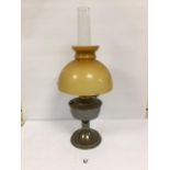 AN EARLY 20TH CENTURY ALADDIN LAMP NUMBER 23 WITH ORIGINAL GLASS SHADE AND FLUTE, APPROX 60CM HIGH