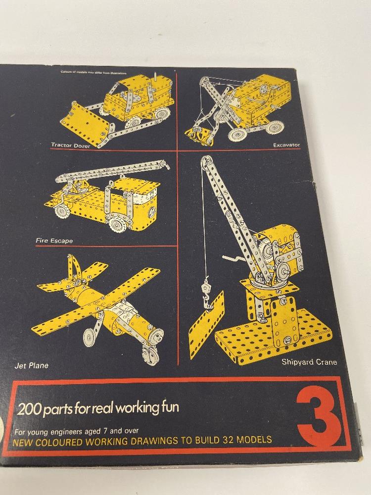 A VINTAGE MECCANO SET 3 '200 PARTS FOR REAL WORKING FUN' IN ORIGINAL BOX - Image 2 of 6