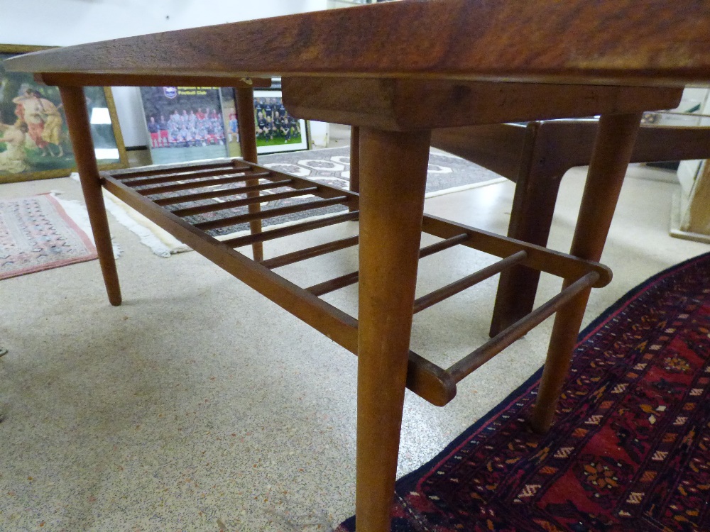 A MID CENTURY ROSEWOOD COFFEE TABLE, 110CM BY 53CM BY 49CM - Image 2 of 3