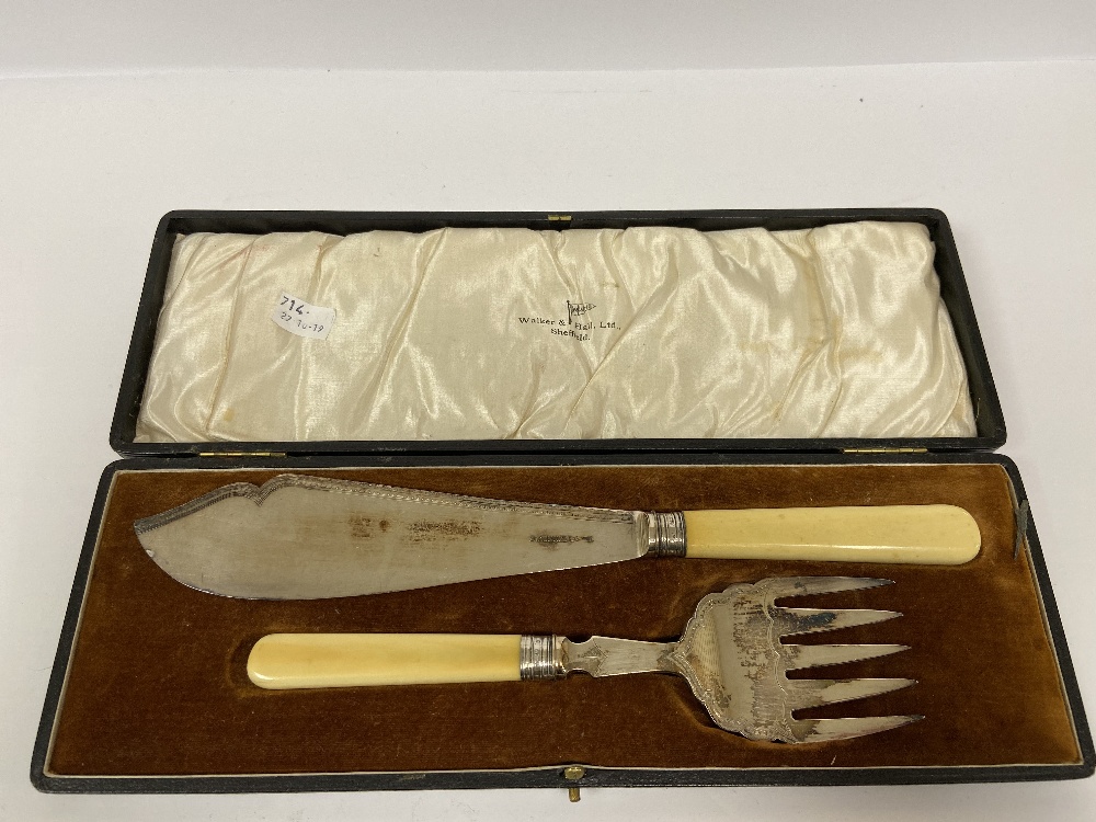 A WALKER AND HALL SILVER COLLARED FISH SERVING KNIFE AND FORK IN ORIGINAL FITTED CASE, TOGETHER WITH - Image 4 of 7