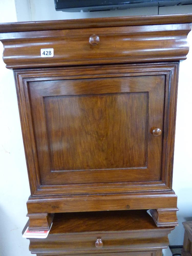 A PAIR OF MAHOGANY BESIDE CHESTS - Image 2 of 5