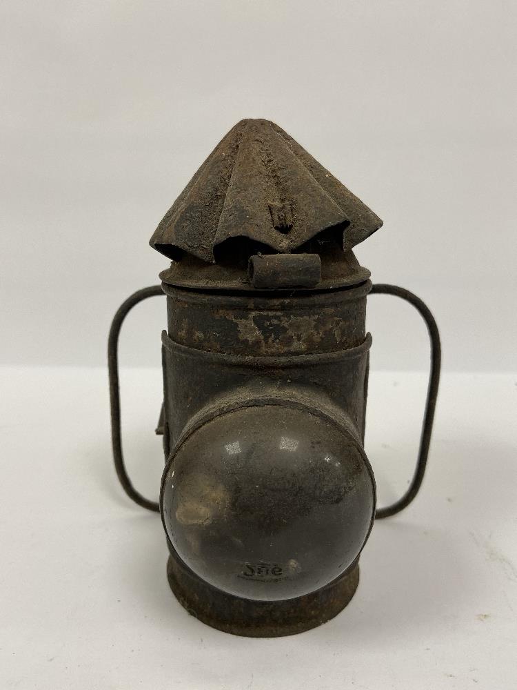 A SMALL EARLY METAL CANDLELIT RAILWAY LAMP WITH DOMED GLASS FRONT, 16.5CM HIGH - Image 2 of 4