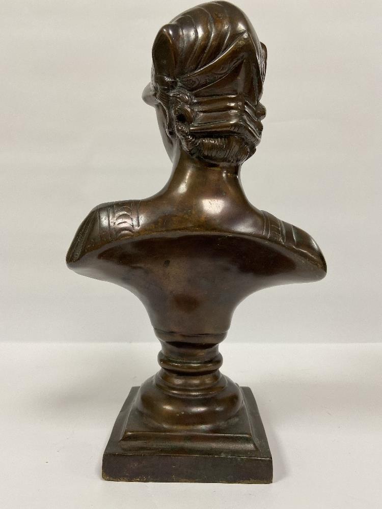 A HEAVY BRONZE FIGURAL BUST OF A SOLDIER, RAISED UPON A PLINTH, 33.5CM HIGH - Image 4 of 5