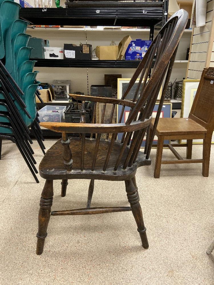 A LARGE EARLY ELM WINDSOR STICK BACK CHAIR - Image 2 of 4