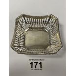 AN EDWARDIAN SQUARE SILVER BON BON DISH WITH PIERCED SIDES AND BEADED BORDER, HALLMARKED LONDON 1907