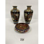 A PAIR OF JAPANESE CLOISONNE ENAMEL VASES, 21CM HIGH (BOTH AF) TOGETHER WITH A SIMILAR BOWL