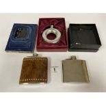 FOUR VINTAGE HIP FLASKS, INCLUDING TWO LEATHER BOUND EXAMPLES, TOGETHER WITH A CORSO QUARTZ MANTLE