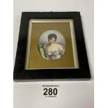 A HAND PAINTED OVAL WATER COLOUR PORTRAIT MINIATURE DEPICTING A LADY IN PERIOD DRESS, FRAMED AND