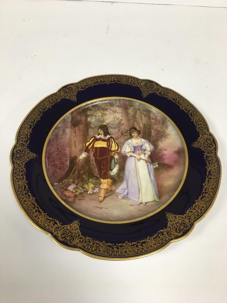 TWO 19TH CENTURY FRENCH PORCELAIN WALL PLATES WITH PAINTED SCENES OF PEOPLE IN PERIOD DRESS, - Image 4 of 5