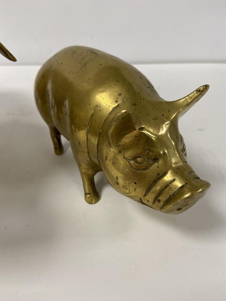 A LARGE BRASS FIGURE OF A PIG, 36CM LONG, TOGETHER WITH A SMALLER SIMILAR BRASS PIG AND A DEER - Image 2 of 4