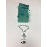 A STERLING SILVER TIFFANY & CO BRACELET IN ORIGINAL BOX WITH STORAGE POUCH, 24G