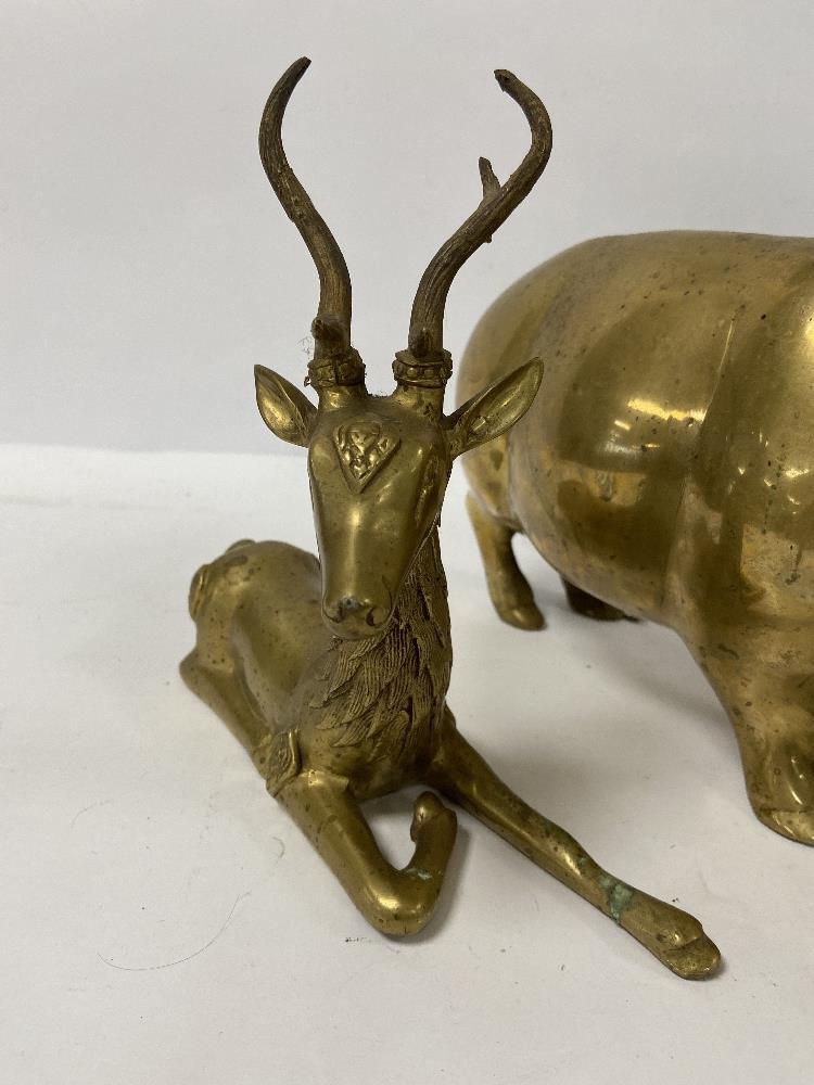 A LARGE BRASS FIGURE OF A PIG, 36CM LONG, TOGETHER WITH A SMALLER SIMILAR BRASS PIG AND A DEER - Image 4 of 4