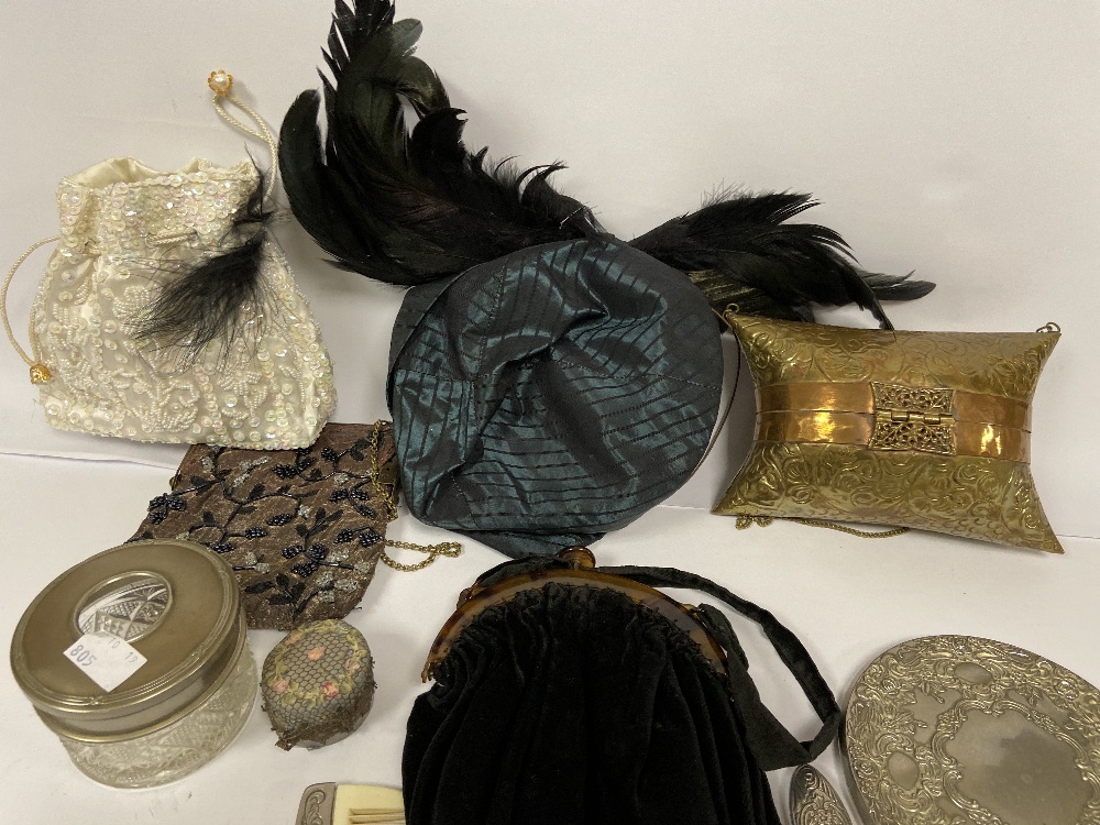 A MIXED LOT OF COLLECTABLES, INCLUDING SILVER PLATED DRESSING TABLE SET, VINTAGE PURSES AND MORE - Image 3 of 5