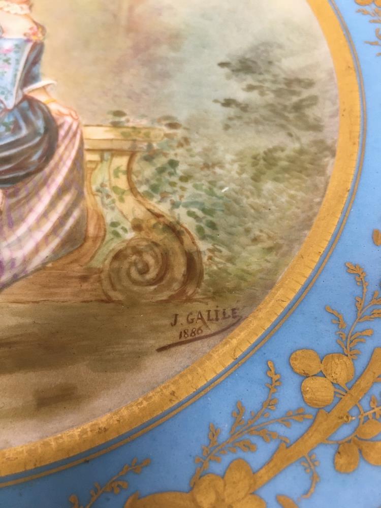 TWO 19TH CENTURY FRENCH PORCELAIN WALL PLATES WITH PAINTED SCENES OF PEOPLE IN PERIOD DRESS, - Image 3 of 5