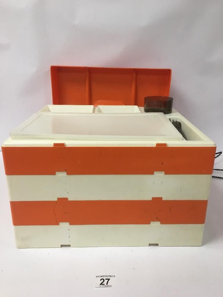 A 'PAC-A-PIC' PRECI WARE ORANGE AND WHITE PLASTIC FOUR SECTION PICNIC BOX, 37.5CM WIDE - Image 3 of 3