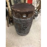 A VERY LARGE VINTAGE AUTHENTIC AFRICAN DUNUN MALI DRUM WITH HAND CARVED FEATURES AND HIDE TOP FROM A