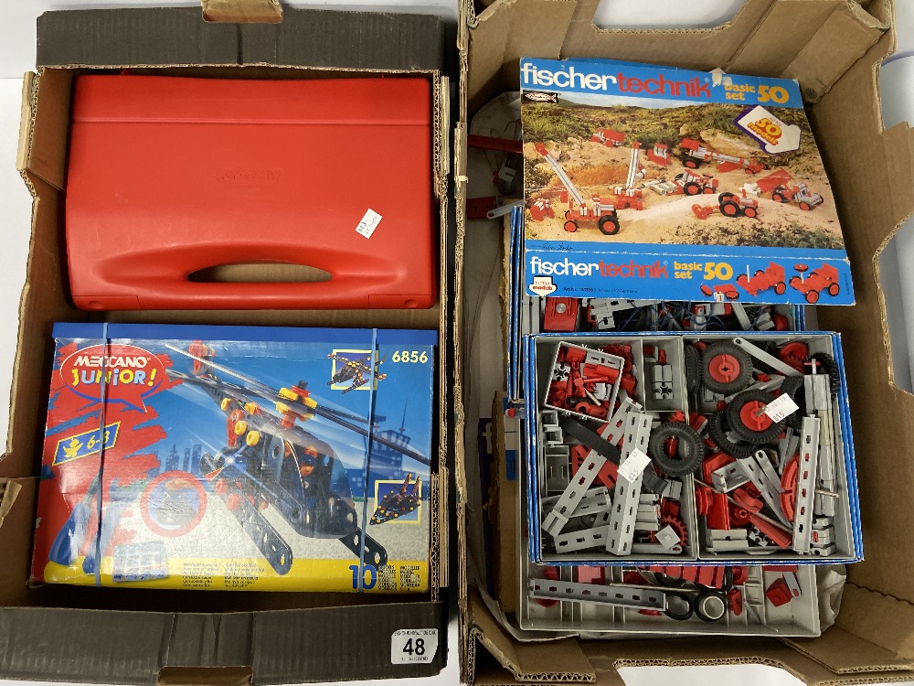 A BOX OF MIXED FISHER TECHNIK TOYS, SOME WITH BOXES, TOGETHER WITH A MECCANO JUNIOR SET