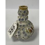 AN 18TH CENTURY PORCELAIN GLOBULAR SCENT BOTTLE PAINTED WITH BIRDS WITHIN ENCRUSTED BORDERS, 9.5CM