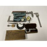 A GROUP OF VINTAGE ENGINEERING TOOLS, INCLUDING A MICROMETER, A MOORE AND WRIGHT GAUGE AND MORE