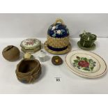 A MIXED LOT OF CERAMICS, INCLUDING A LIMOGES PORCELAIN LIDDED DISH AND MORE