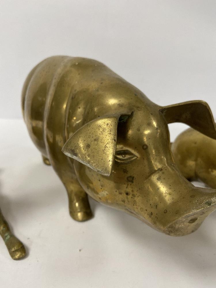 A LARGE BRASS FIGURE OF A PIG, 36CM LONG, TOGETHER WITH A SMALLER SIMILAR BRASS PIG AND A DEER - Image 3 of 4