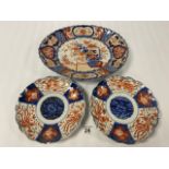 A JAPANESE IMARI PORCELAIN PLATTER OF OVAL FORM WITH RIBBED BORDER, 33CM WIDE, TOGETHER WITH A