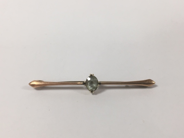 A 9CT GOLD BAR BROOCH WITH SINGLE CENTRALLY SET OVAL CUT PALE GREEN STONE, BRASS PIN, 2.87G - Image 3 of 3