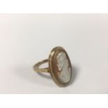 A 9CT GOLD LADIES CAMEO RING, HALLMARKED 9CT/375 WITH LONDON ASSAY MARK, RING SIZE K, 3.7G